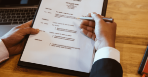 Guia para criar o modelo de currículo perfeito para um cargo de gerente de departamento