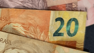 Quantas notas de 20 para dar 1000