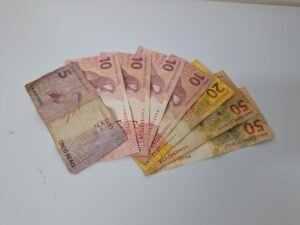 Quantas notas de 20 para dar 2000