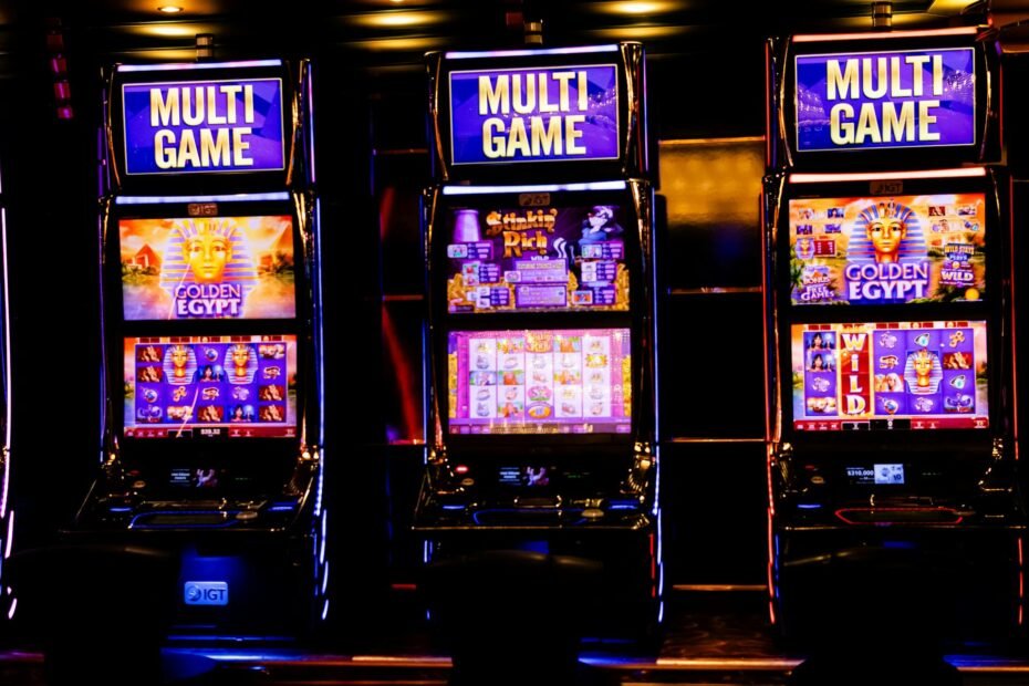 Três máquinas de slot com jogos coloridos em um cassino